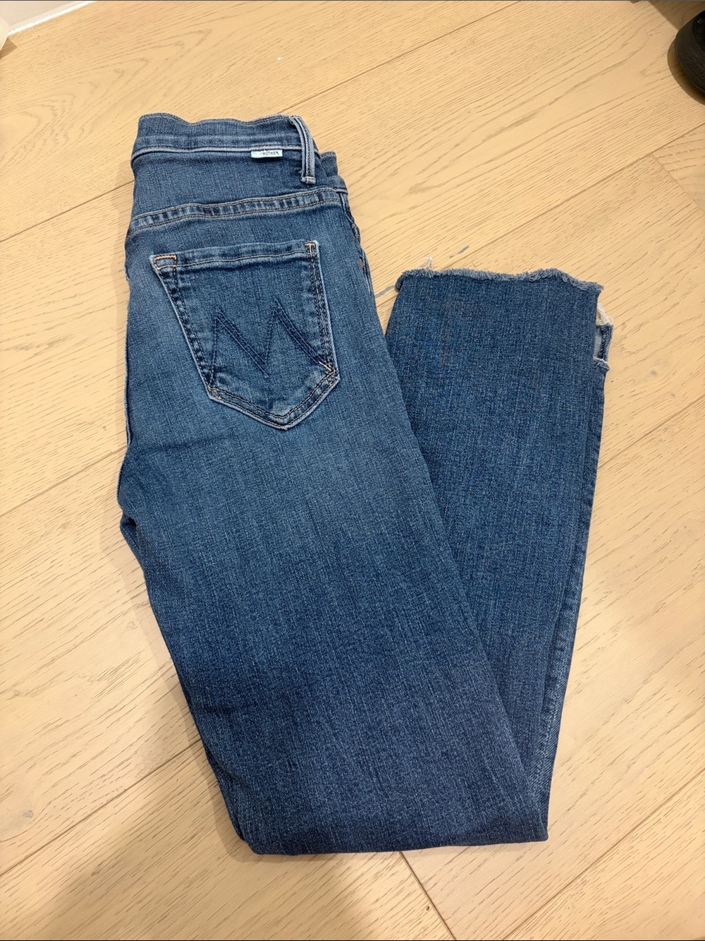 MOTHER “The Insider Crop Step Fray” Jean